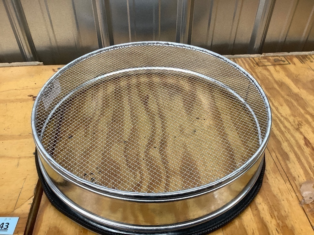 19" extra large soil sifter - Image 3 - Lot 4343