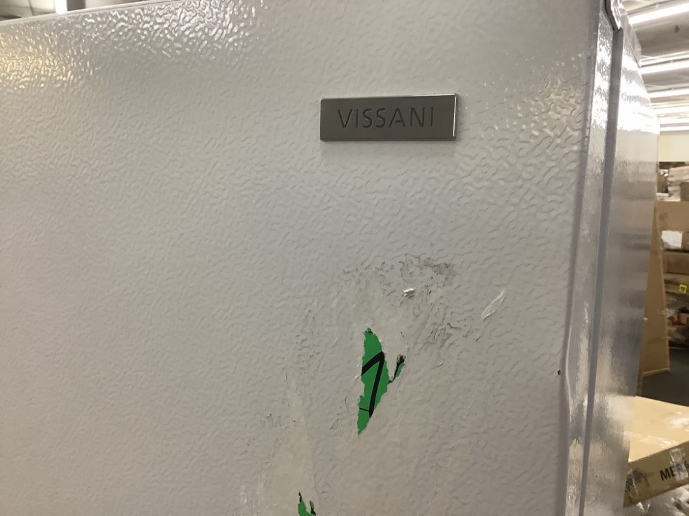Vissani 18 cu. ft. Top Freezer Refrigerator - Small Dents - Image 3 - Lot 8JF
