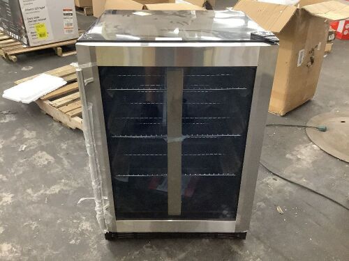 Magic Chef 154 (12 oz.) Can Beverage Cooler - Scratch & Dent, Door Closes but Needs Adjusted - Lot 57JF