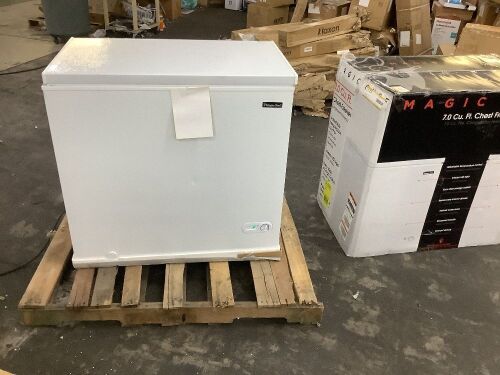 Magic Chef 7.0 cu. ft. Chest Freezer in White - Lid Hinges are Uneven, Dented - Lot 63JF