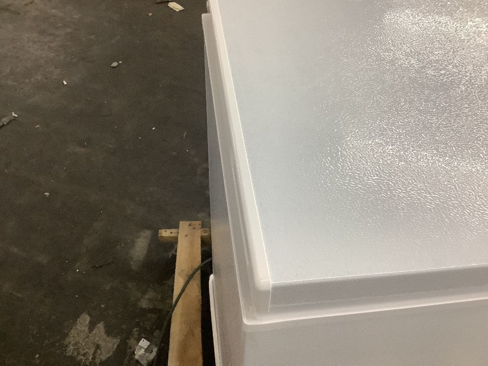 Magic Chef 7.0 cu. ft. Chest Freezer in White - Lid Hinges are Uneven, Dented - Image 4 - Lot 63JF
