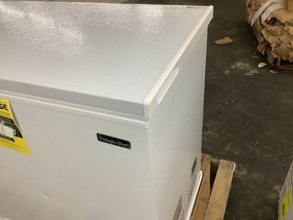 Magic Chef 7.0 cu. ft. Chest Freezer in White - Lid Hinges are Uneven, Dented - Image 5 - Lot 63JF