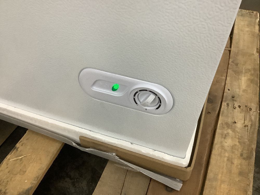 Magic Chef 7.0 cu. ft. Chest Freezer in White - Lid Hinges are Uneven, Dented - Image 7 - Lot 63JF
