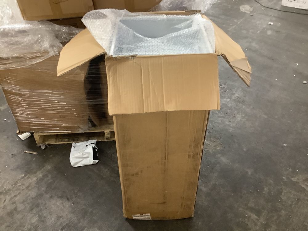Metal Display Pedestal Stands, 3 pc - Image 2 - Lot 113