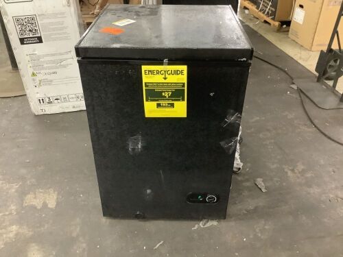 COWSAR 21.18 in., 3.5 cu. ft. Chest Freezer Manual Defrost in Black - Lot 127JF