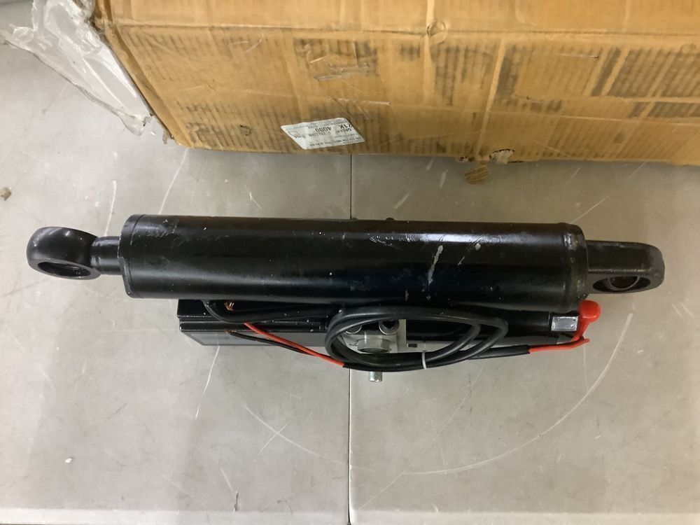 Hydraulic Cylinder - Image 3 - Lot 243