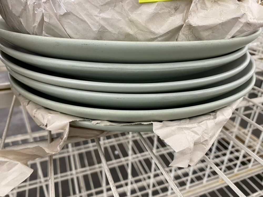 Lot of (6) Stoneware Dinner Plates & (2) Bowls - Some Scuffs - Image 3 - Lot 515