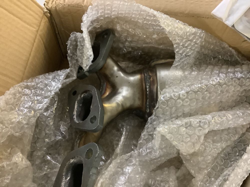 Catalytic Converter Exhaust Manifold Pair, Unknown Fit - Image 2 - Lot 552