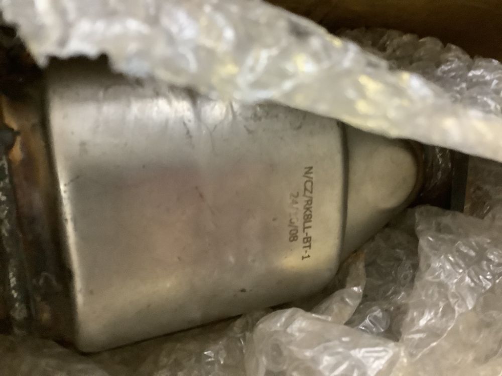 Catalytic Converter Exhaust Manifold Pair, Unknown Fit - Image 3 - Lot 552