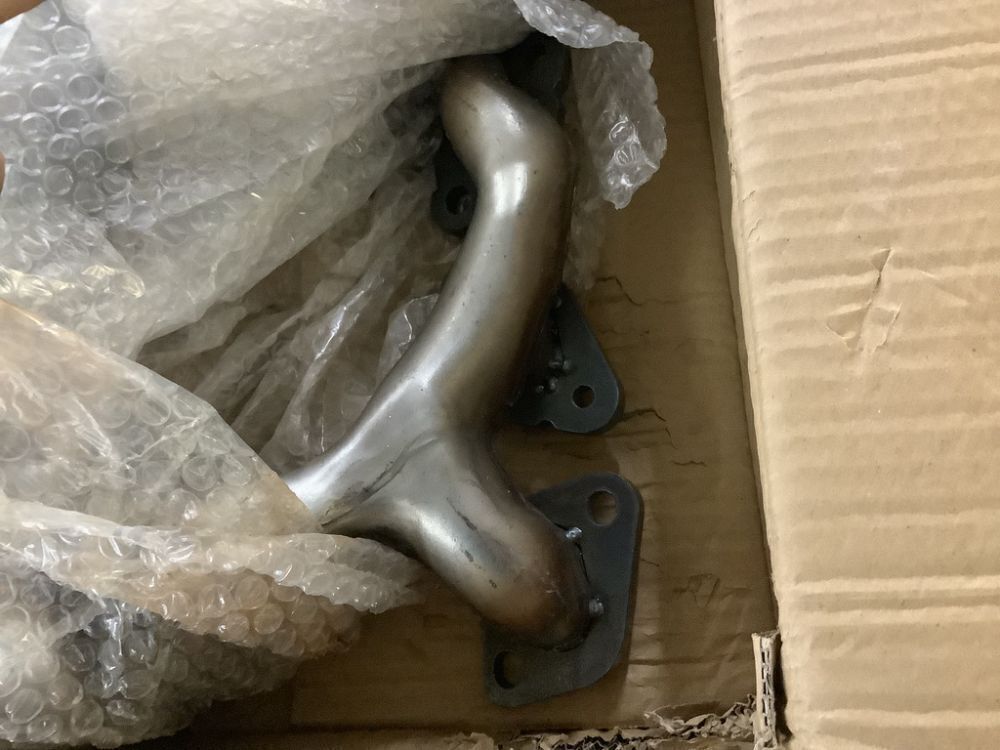 Catalytic Converter Exhaust Manifold Pair, Unknown Fit - Image 4 - Lot 552