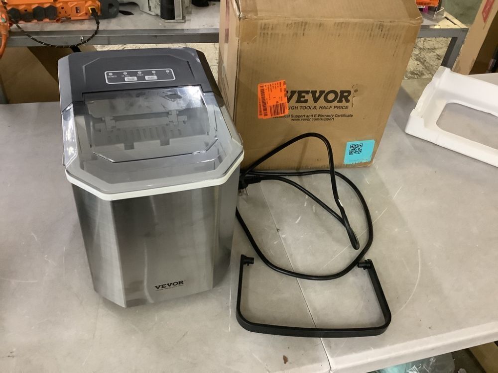 9 in. 26.5lb./24H Bullet Ice Countertop Portable Ice Maker in Silver 9 Cubes/6Mins Auto-Cleaning - Image 1 - Lot 620JF