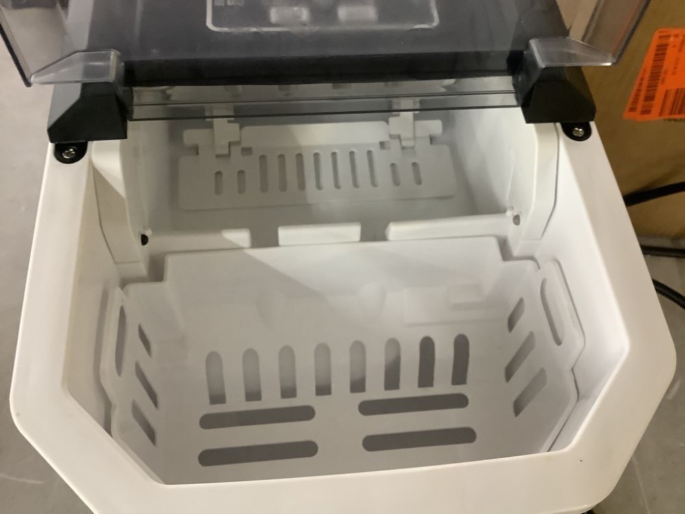 9 in. 26.5lb./24H Bullet Ice Countertop Portable Ice Maker in Silver 9 Cubes/6Mins Auto-Cleaning - Image 3 - Lot 620JF