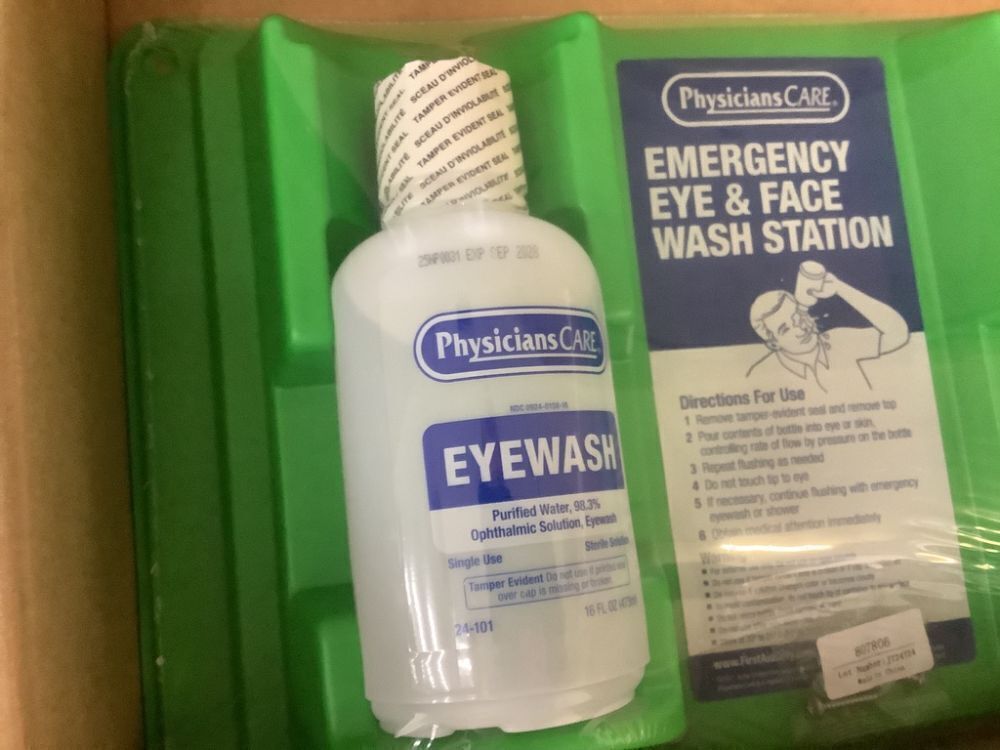PhysiciansCare Eyewash Station, Double 16 oz. Screw Cap Bottle - Image 3 - Lot 659