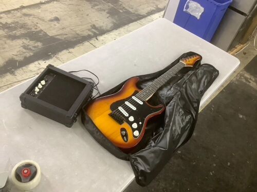 Electric Guitar w/ Small Amp - Lot 732