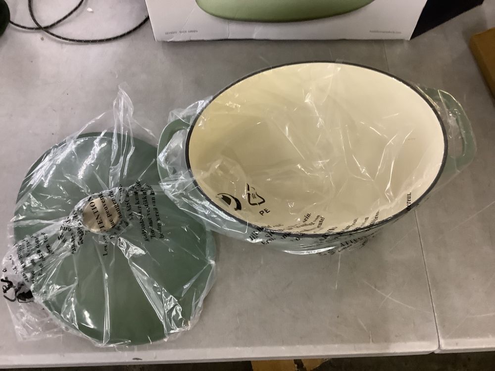 Oval Cast-Iron Dutch Oven Kitchen Cookware w/ Enamel - 7.5qt - Image 4 - Lot 315