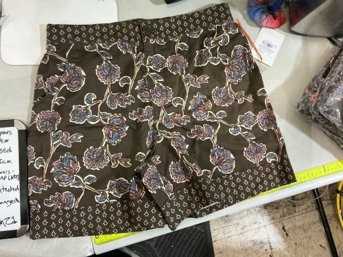 Toasted Almond Shorts size Medium - Lot 39