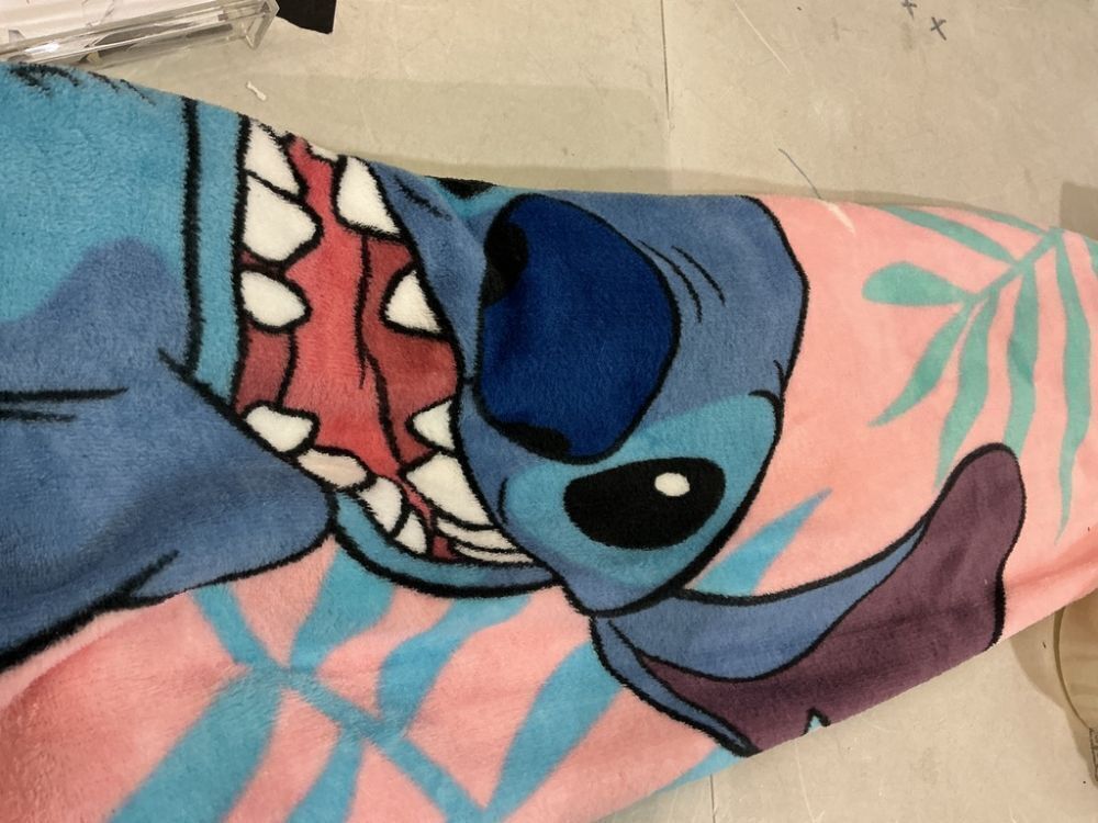 Stitch Kids' Throw - Image 4 - Lot 81