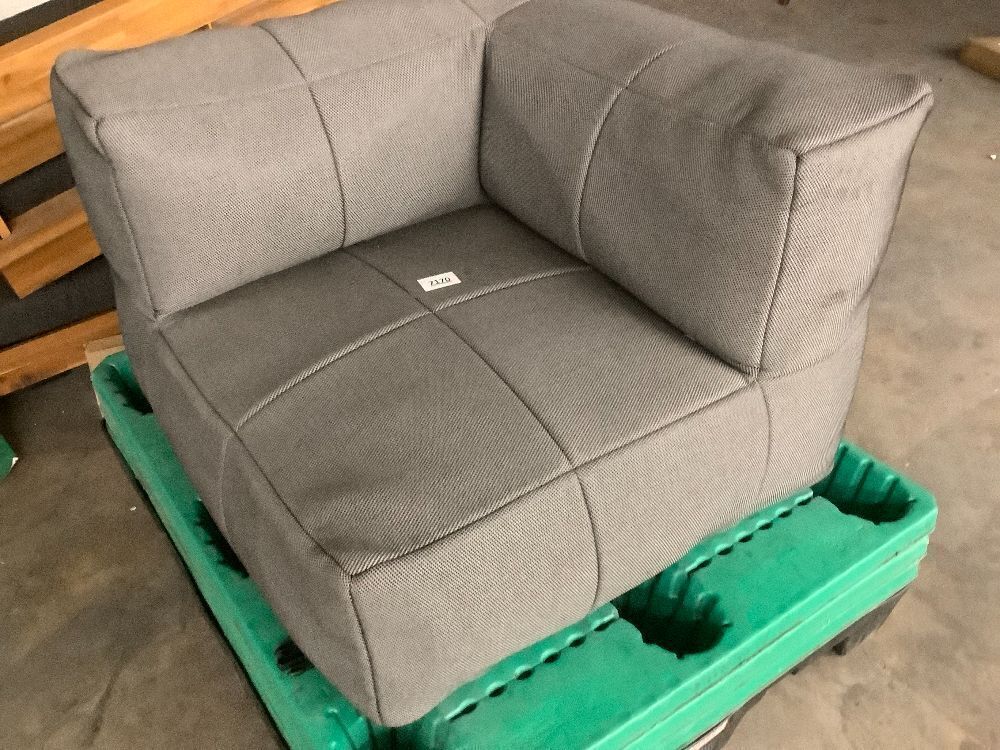 Outdoor Seat - Image 1 - Lot 7170