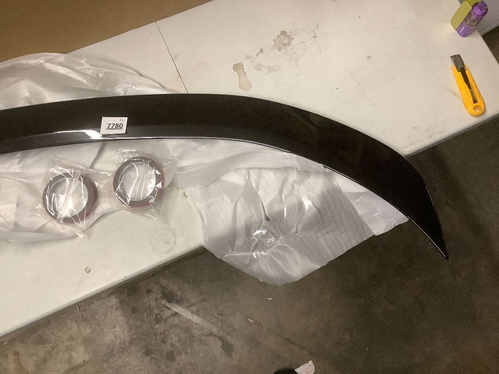 Universal Rear Spoiler for Cars: Gloss Black, For Unknown Vehicle - Image 2 - Lot 7780