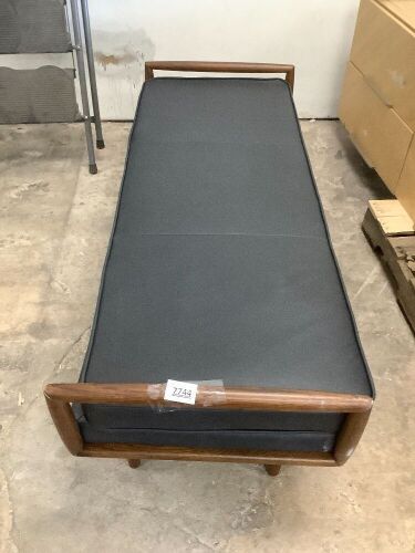 Bench - Lot 7744
