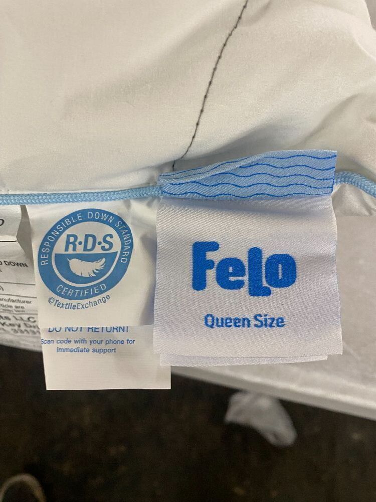 Lot of (2) Felo Pillows Queen Size - Image 2 - Lot 402