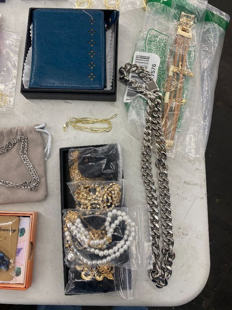 Large Lot of Costume Jewelry - Image 2 - Lot 450
