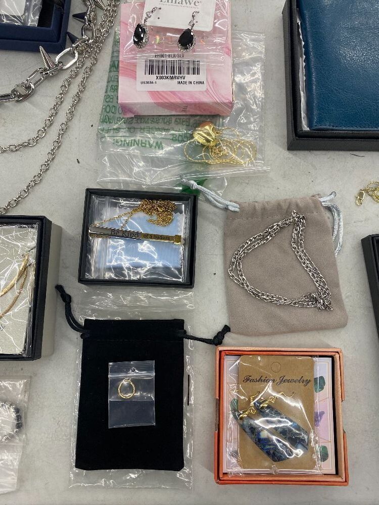 Large Lot of Costume Jewelry - Image 3 - Lot 450