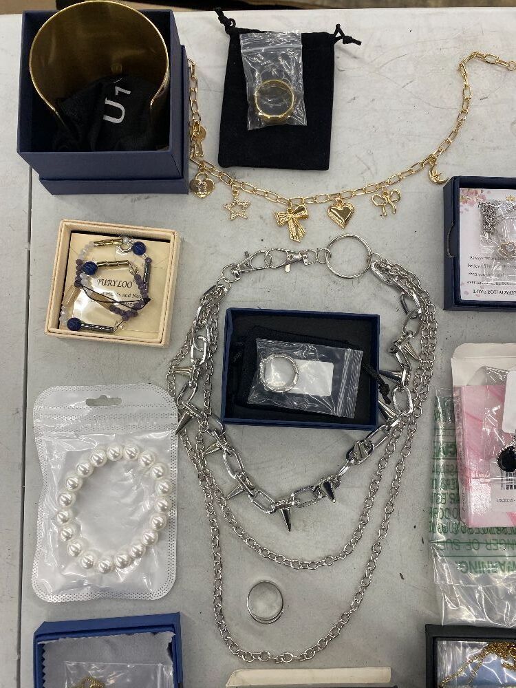 Large Lot of Costume Jewelry - Image 5 - Lot 450