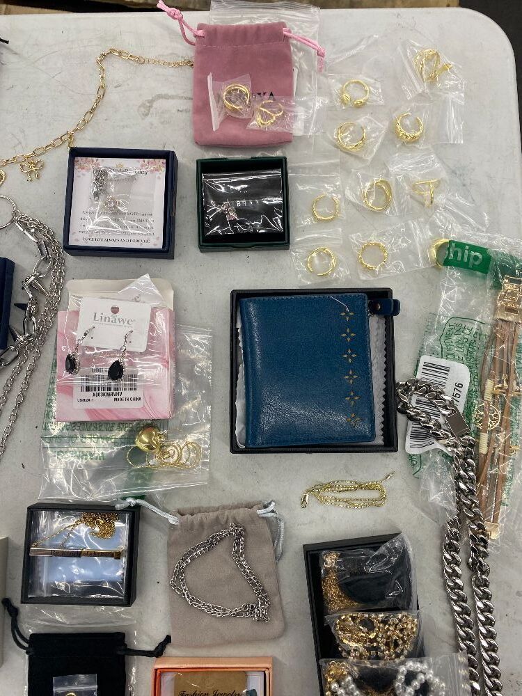 Large Lot of Costume Jewelry - Image 6 - Lot 450