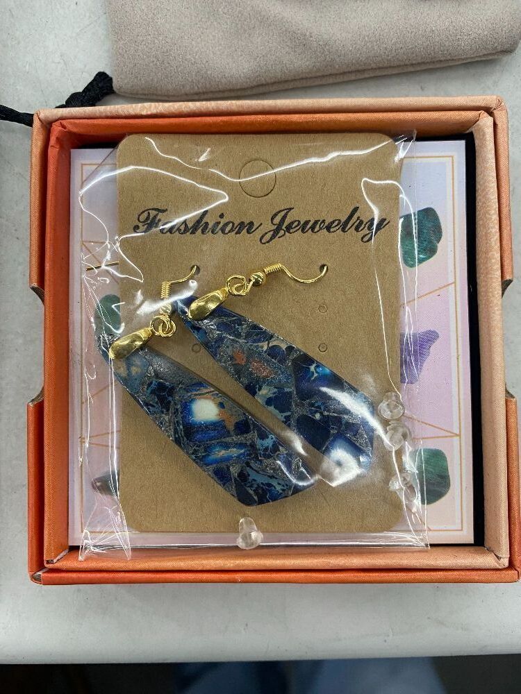 Large Lot of Costume Jewelry - Image 14 - Lot 450
