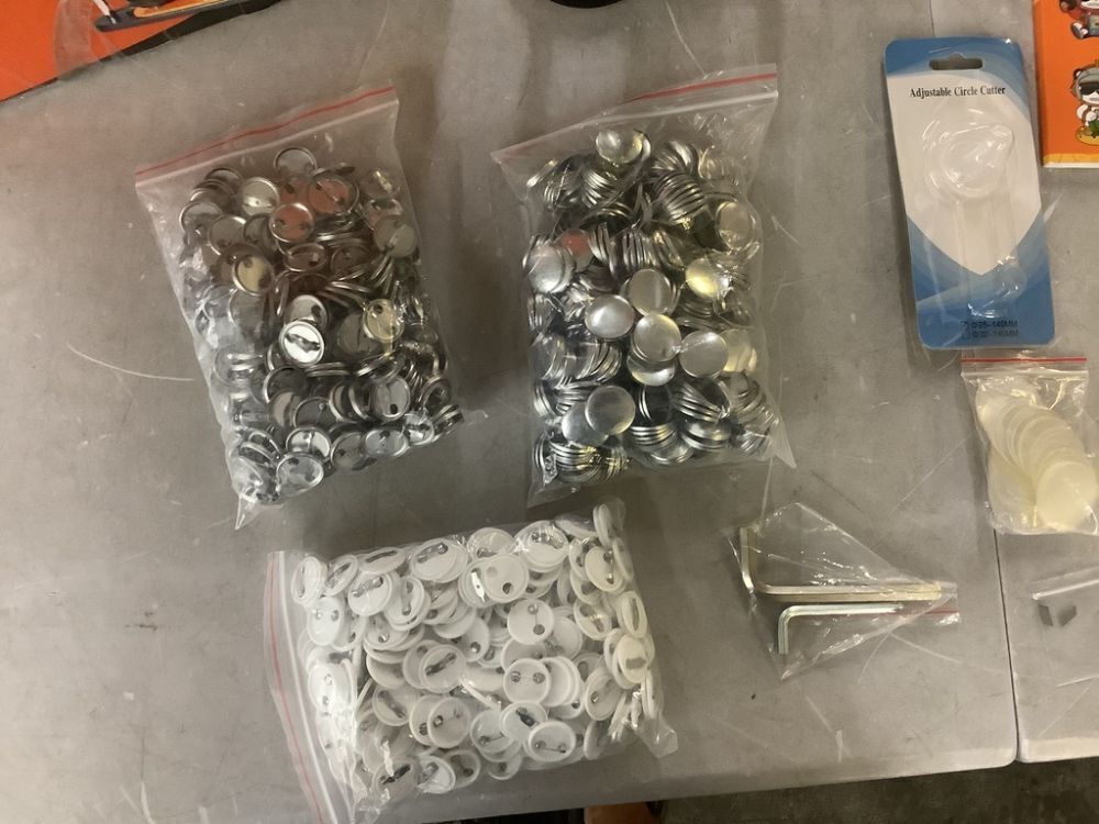 VEVOR 25mm Button Maker Machine, 0.98 in. Pin Press Kit with 500 Parts - Image 5 - Lot 544JF