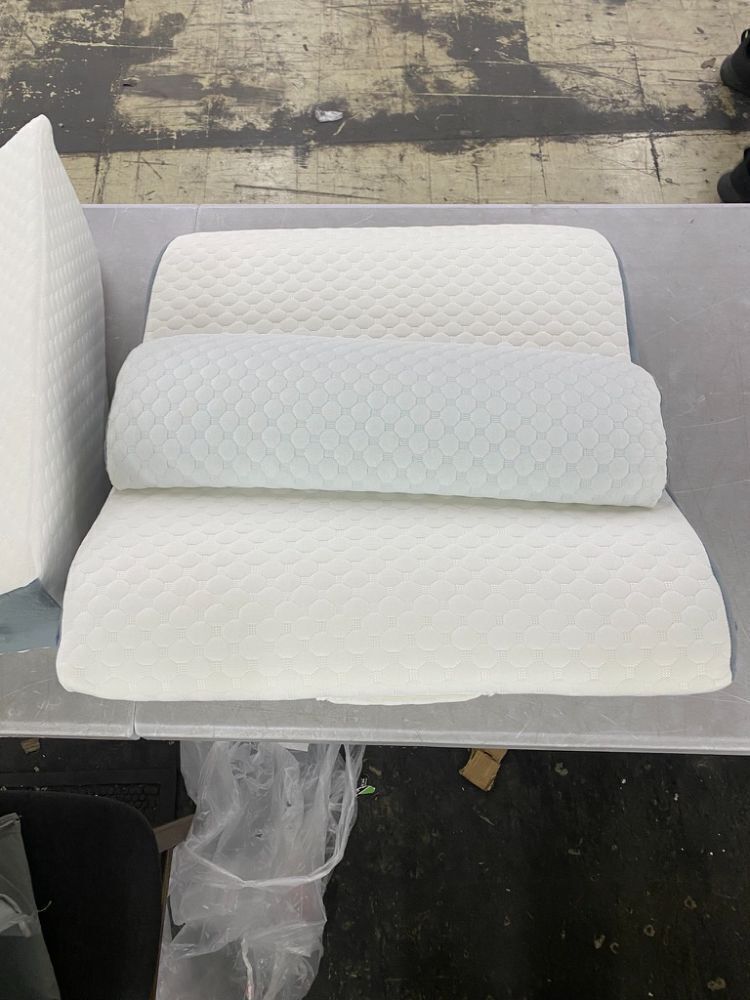 Simpledad Bed Wedge Pillow Set - Zipper Broken on Case - Image 2 - Lot 517