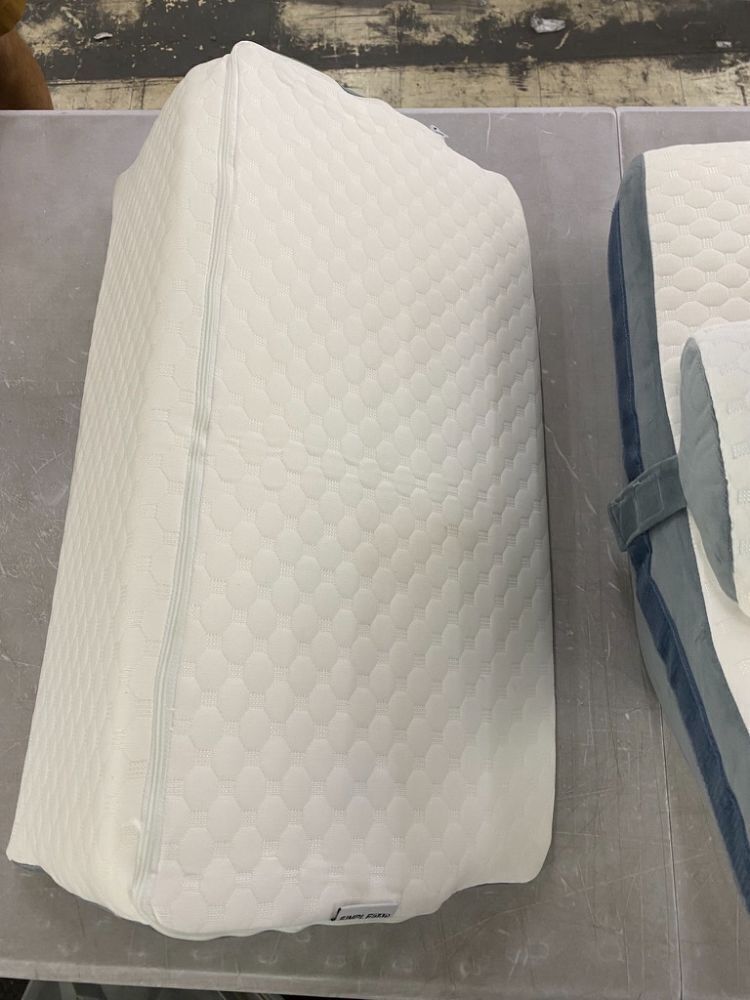 Simpledad Bed Wedge Pillow Set - Zipper Broken on Case - Image 4 - Lot 517