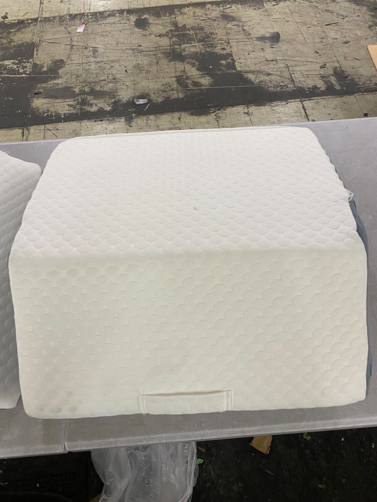 Simpledad Bed Wedge Pillow Set - Zipper Broken on Case - Image 5 - Lot 517