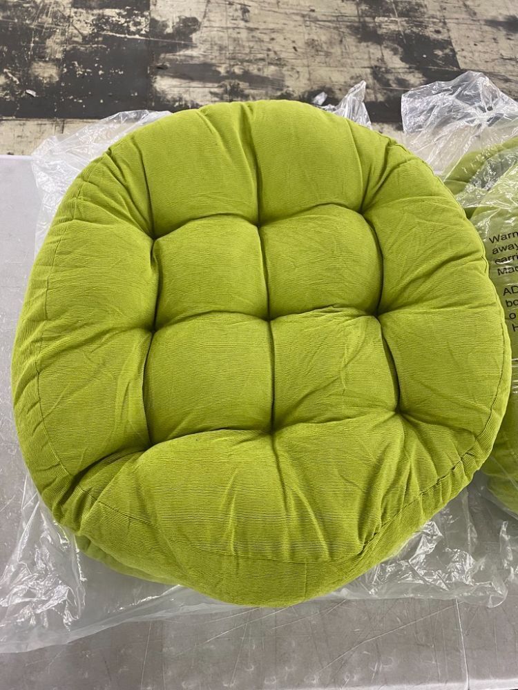 Lot of (4) Green Round Chair Cushions 22.5" - Image 2 - Lot 483