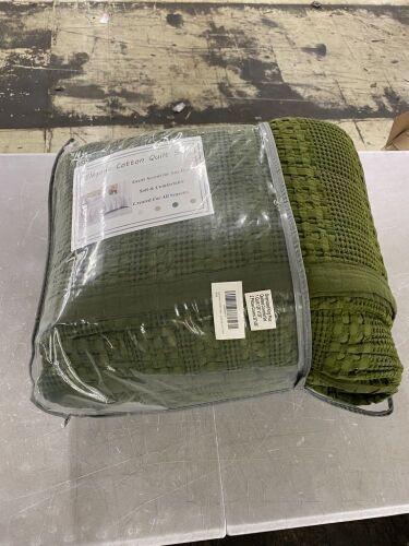 CozyTide Oversized Quilted Coverlet Set, King Size - Lot 519