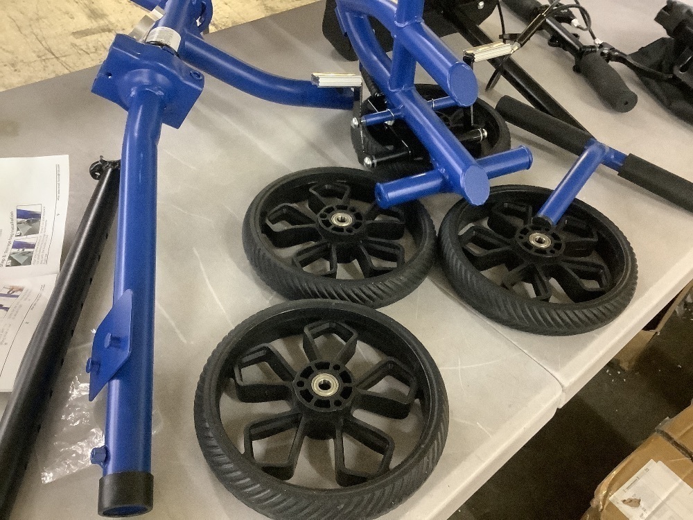 Lightweight Foldable & Adjustable Knee Scooter - Image 3 - Lot 225