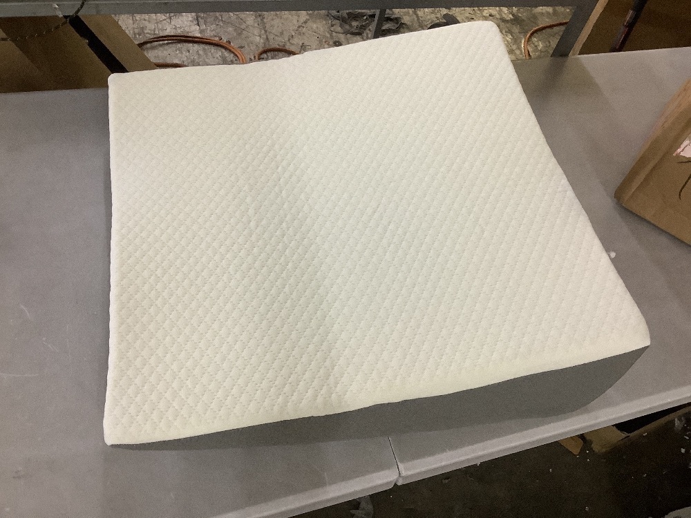 Kolbs Bed Wedge Pillow - Image 2 - Lot 333