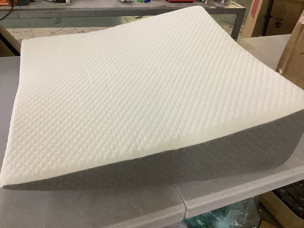 Kolbs Bed Wedge Pillow - Image 3 - Lot 333