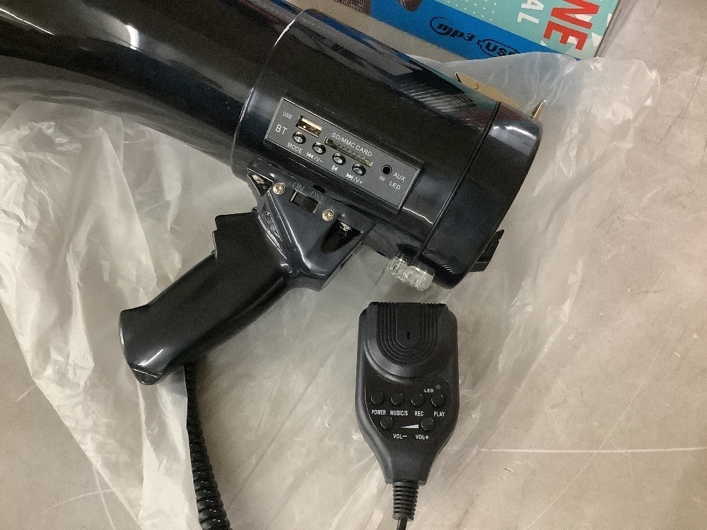 50 Watt Professional Bluetooth Megaphone Bullhorn Speaker with Rechargeable Battery - Image 4 - Lot 522