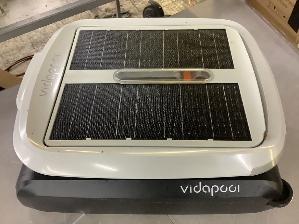 Vidapool Solar Powered Robotic Pool Skimmer - Image 2 - Lot 176