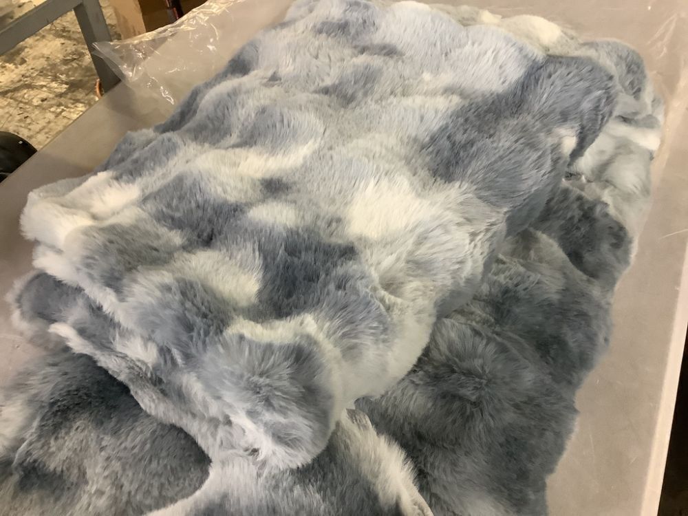 Faux Fur Comforter 54" x 77" - Image 3 - Lot 530