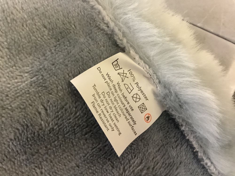 Faux Fur Comforter 54" x 77" - Image 5 - Lot 530