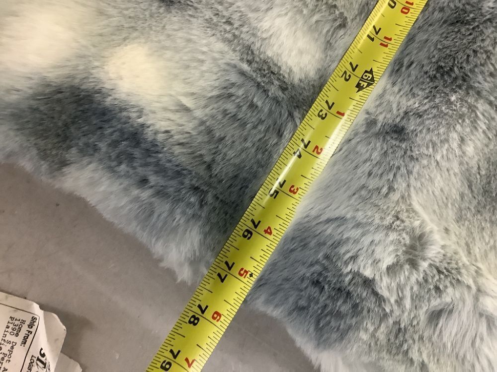 Faux Fur Comforter 54" x 77" - Image 6 - Lot 530