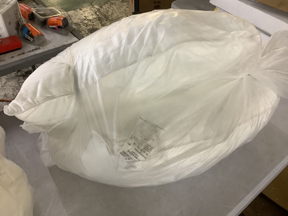 Lot of (4) Bed Pillows - Image 3 - Lot 575