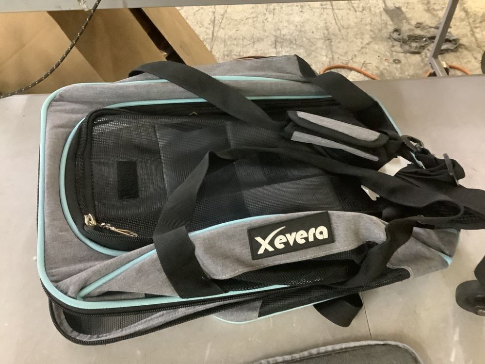 Xevera Rolling Pet Carrier with Telescopic Handle - Image 5 - Lot 673
