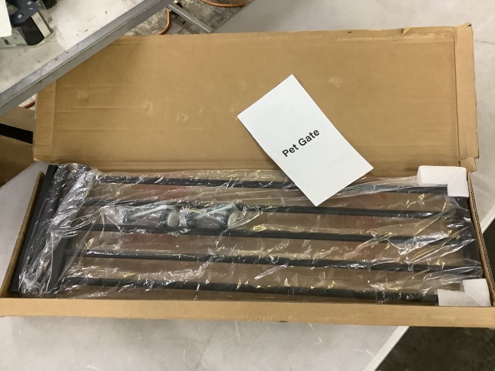 Malier Indoor Dog Gate with Door - Image 2 - Lot 773