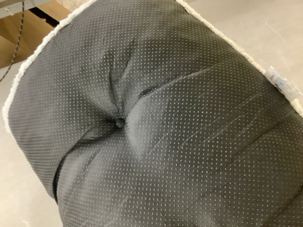 KSIIA Dog Bed 35" x 23" - Image 3 - Lot 775