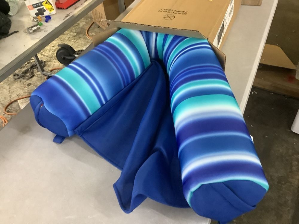 Big Joe Blurred Stripe Blue Noodle Sling - Image 2 - Lot 270JF