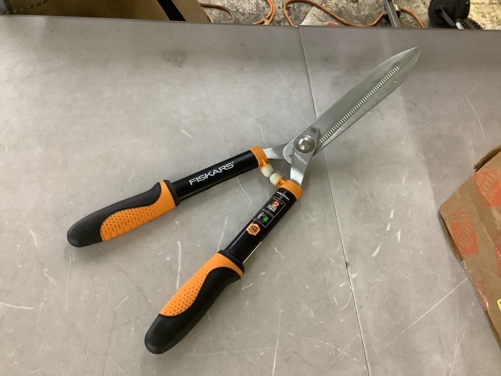 Fiskars 23 in. Power-Lever Softgrip Hedge Shears - Image 2 - Lot 477JF